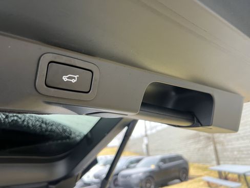 Certified 2022 Land Rover Range Rover Sport SVR image 36