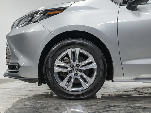 Used 2024 Toyota Sienna XLE w/ XLE Plus Package FWD image 3