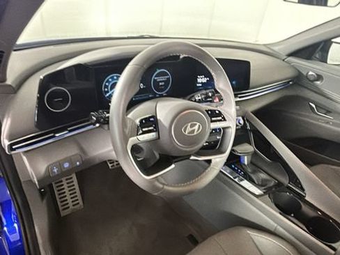 Certified 2025 Hyundai Elantra SEL FWD image 13