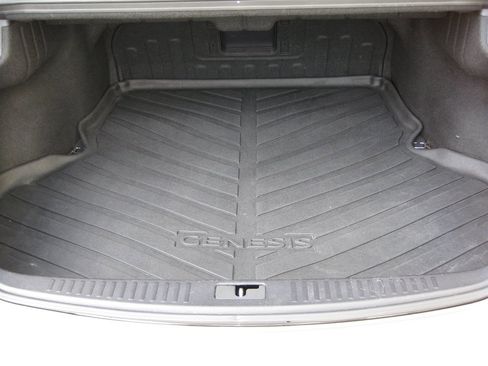 Used 2013 Hyundai Genesis 3.8 w/ Technology Pkg RWD image 31