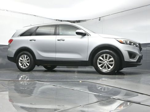 Used 2016 Kia Sorento LX image 31