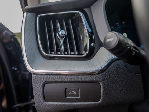 Used 2025 Volvo XC60 B5 Plus image 8