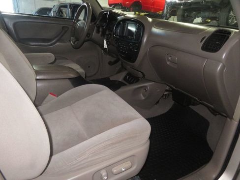 Used 2005 Toyota Sequoia SR5 AWD/4WD image 39