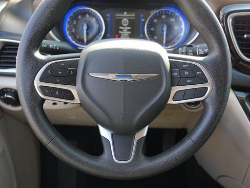 Used 2020 Chrysler Voyager L FWD image 21