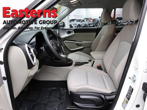 Used 2025 Kia Soul LX FWD image 14