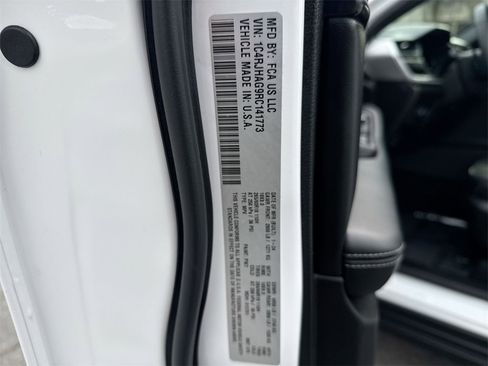 Used 2024 Jeep Grand Cherokee Altitude image 26