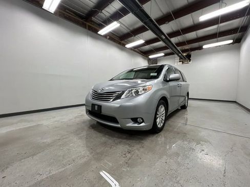 Used 2015 Toyota Sienna XLE image 4