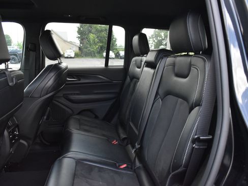 Used 2024 Jeep Grand Cherokee Altitude AWD/4WD image 16