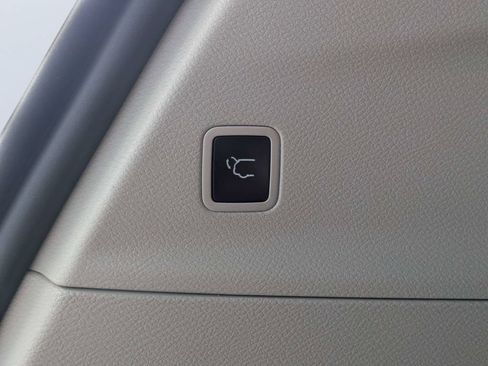 Used 2024 Chrysler Pacifica Touring-L FWD image 13