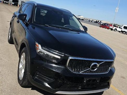 Used 2022 Volvo XC40 T5 Momentum image 3