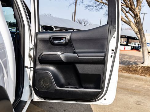 Used 2018 Toyota Tacoma TRD Off-Road w/ Technology Package image 37