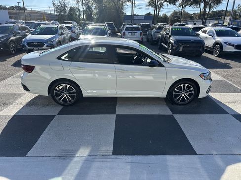 Used 2023 Volkswagen Jetta Sport image 3