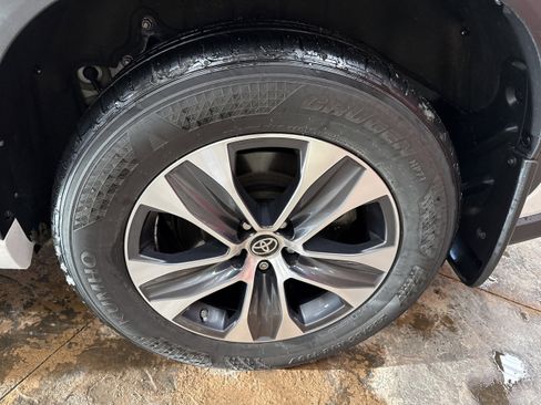 Used 2023 Toyota Highlander XLE image 7