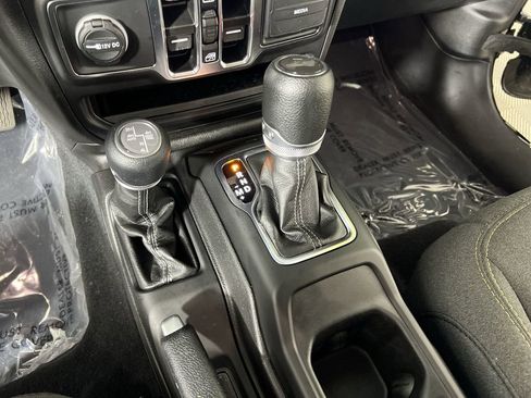 Used 2024 Jeep Wrangler Unlimited w/ Convenience Group AWD/4WD image 16