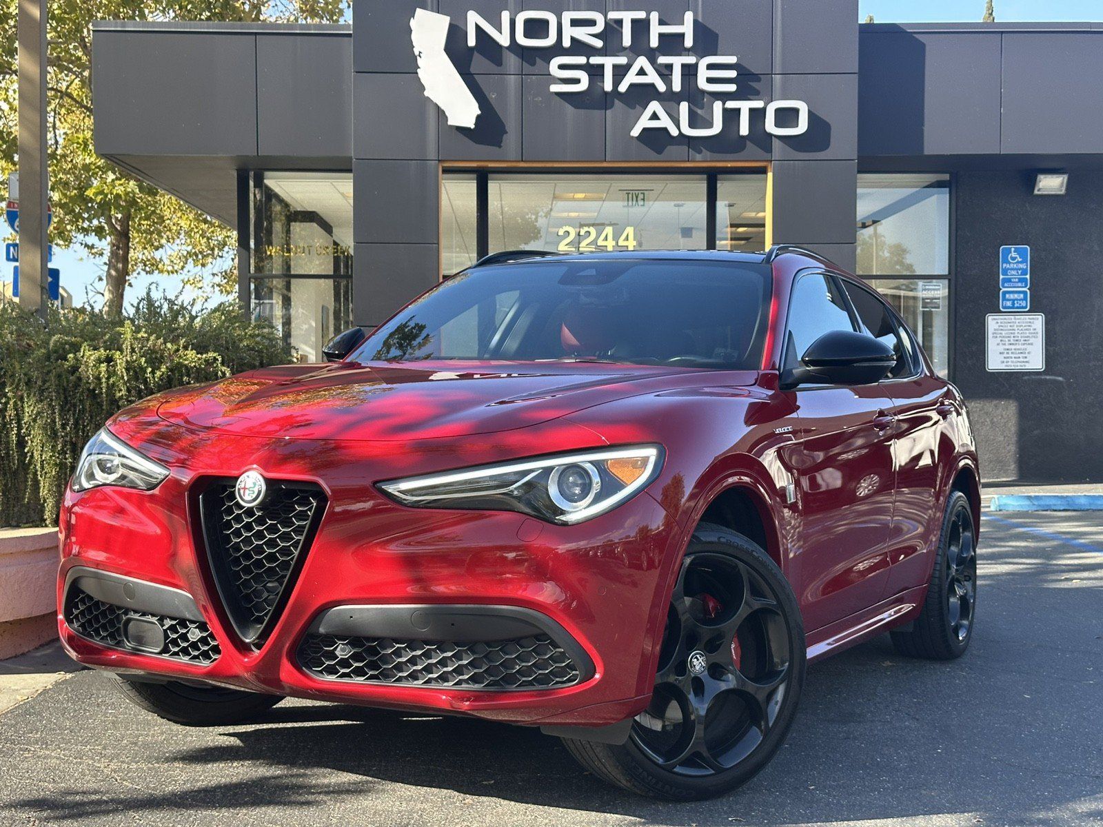 Used 2022 Alfa Romeo Stelvio Veloce AWD/4WD image 2