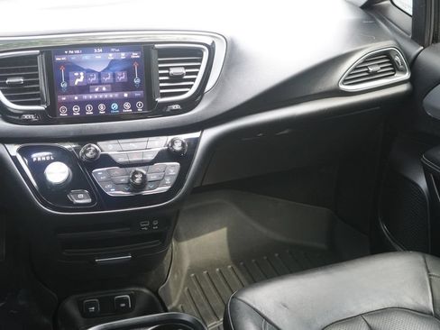 Used 2019 Chrysler Pacifica Touring-L w/ S Appearance Package FWD image 22
