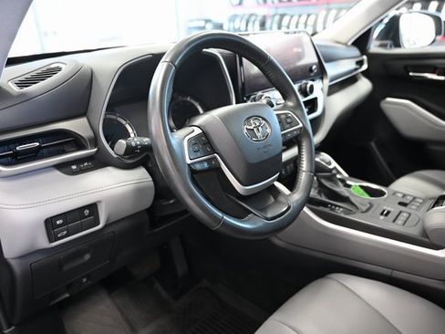 Used 2023 Toyota Highlander XLE image 24