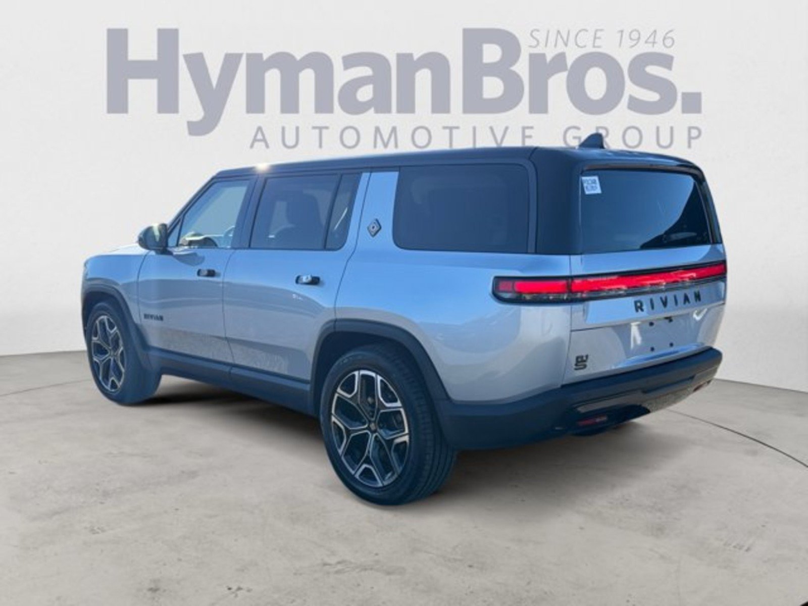 Used 2025 Rivian R1S Adventure Dual AWD/4WD image 5