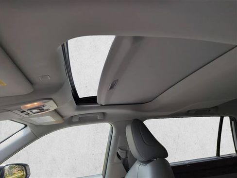 Used 2022 Toyota Highlander XLE AWD/4WD image 19