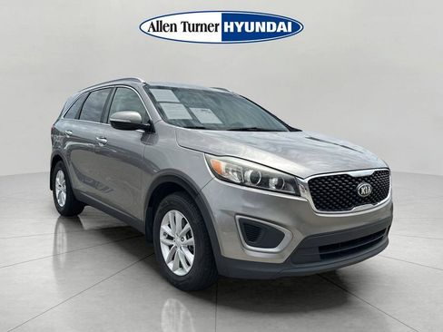Used 2017 Kia Sorento FWD w/ LX Convenience Package image 2