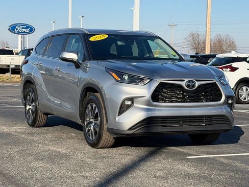 Used 2024 Toyota Highlander XLE image 2