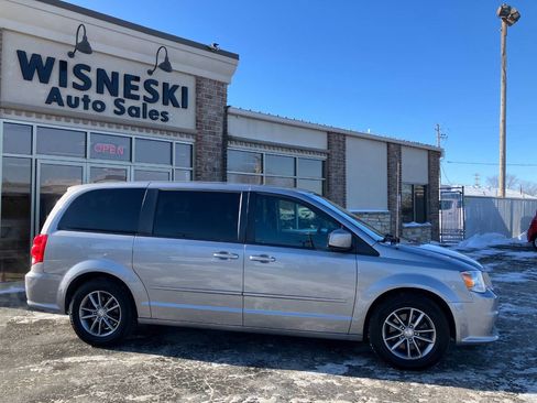 Used 2016 Dodge Grand Caravan SE image 2