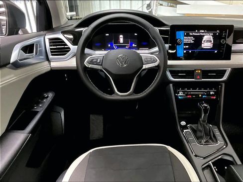 New 2026 Volkswagen Taos SE FWD image 15