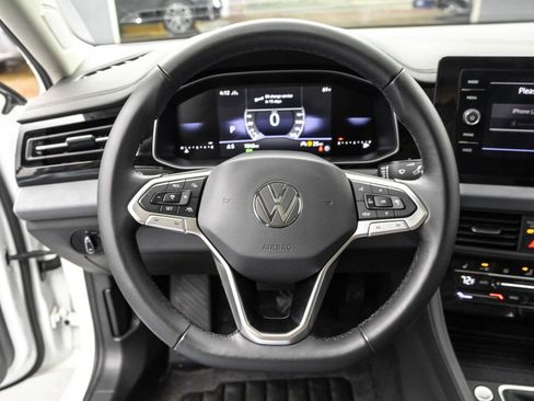 Used 2025 Volkswagen Jetta SE image 18