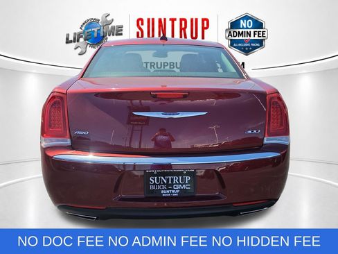Used 2020 Chrysler 300 Touring L w/ Value Package AWD/4WD image 4