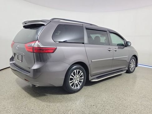 Used 2020 Toyota Sienna XLE Premium FWD image 5