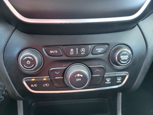 Used 2019 Jeep Cherokee Latitude w/ Popular Appearance Group FWD image 21