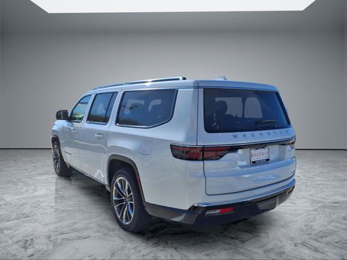 Used 2023 Jeep Wagoneer L Series III w/ Premium Group I image 5
