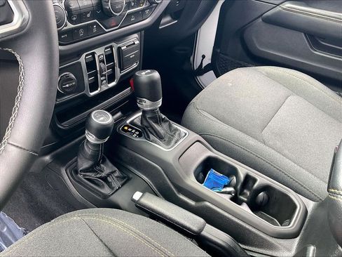 Used 2025 Jeep Wrangler Unlimited Sahara AWD/4WD image 19