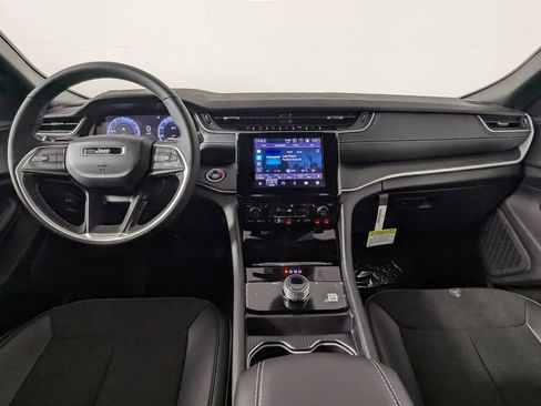 Used 2025 Jeep Grand Cherokee Altitude image 18