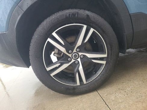 Used 2024 Volvo XC40 B5 Core image 10