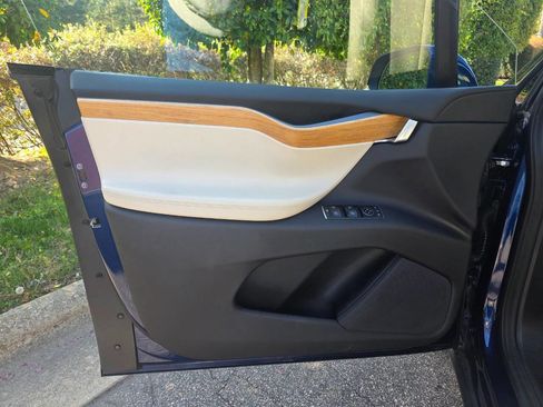 Used 2018 Tesla Model X 75D image 11