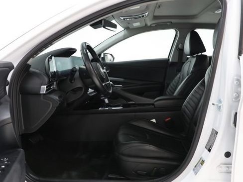 Used 2025 Hyundai Elantra Limited FWD image 15
