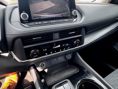 Used 2023 Nissan Rogue SV image 15