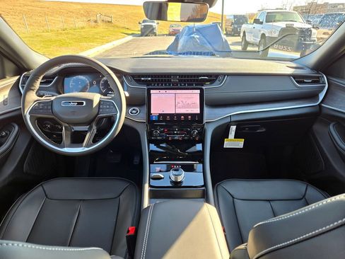 New 2025 Jeep Grand Cherokee Limited image 16