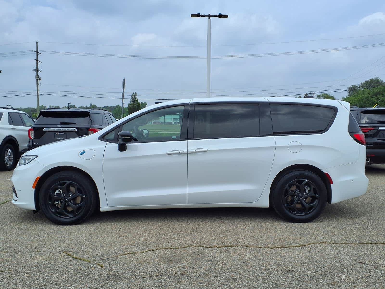 Used 2024 Chrysler Pacifica Limited FWD image 8