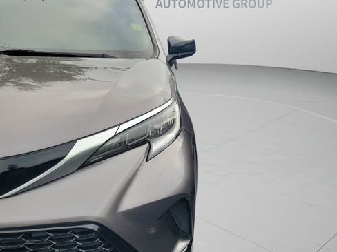 Used 2022 Toyota Sienna XSE FWD image 11
