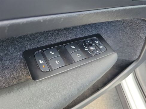 Used 2022 Volvo XC40 T5 Momentum image 13