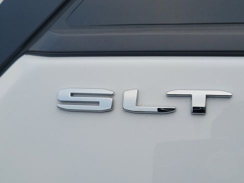 Used 2024 GMC Terrain SLT w/ Infotainment Package II image 6