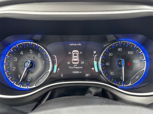 Used 2022 Chrysler Pacifica Touring-L w/ Uconnect Theater Family Group image 27