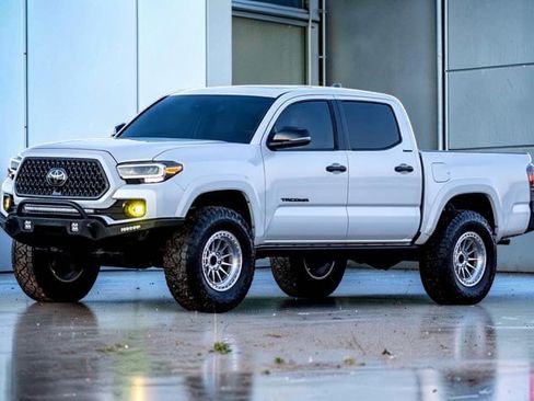 Used 2024 Toyota Tacoma TRD Sport w/ TRD Sport Upgrade Package image 3