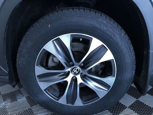 Certified 2023 Toyota Highlander XLE image 18