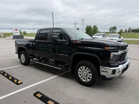 Used 2024 Chevrolet Silverado 2500 LT w/ Convenience Package AWD/4WD image 3