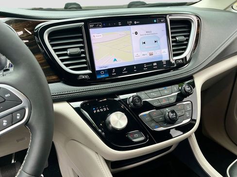 Used 2024 Chrysler Pacifica Limited image 15