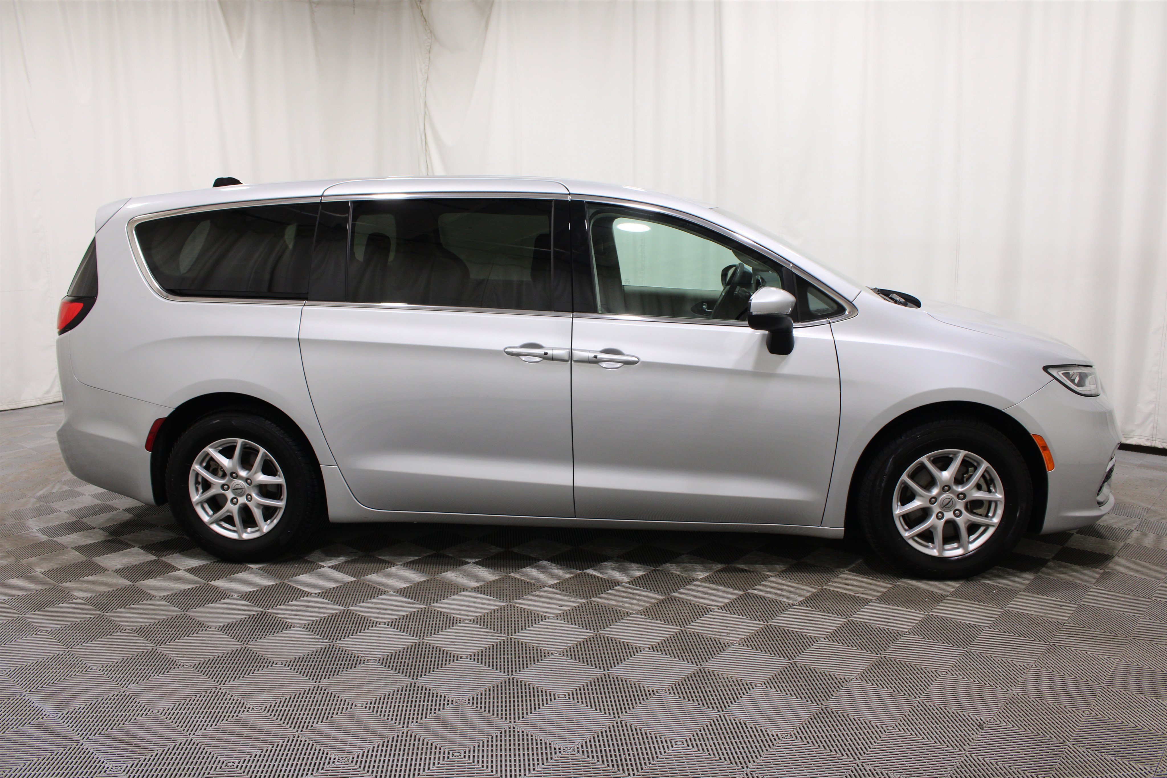 Used 2023 Chrysler Pacifica Touring-L FWD image 30