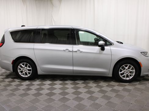 Used 2023 Chrysler Pacifica Touring-L FWD image 30